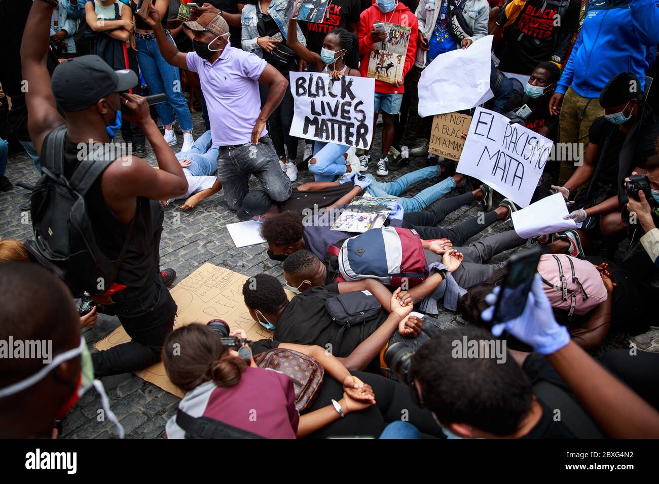 Barcelona, Spanien. Juni 2020. BARCELONA, SPANIEN – 7. Juni 2020. Demonstranten veranstalten eine Anti-Rassismus-Kundgebung vor dem katalanischen Parlament. Die Demonstration wurde von der Black African and Afrodescendant Community in Spain (CNAAE) als Reaktion auf die Polizeimorde von George Floyd in den Vereinigten Staaten organisiert. Kredit: Christine Tyler/Alamy Live News Stockfoto
