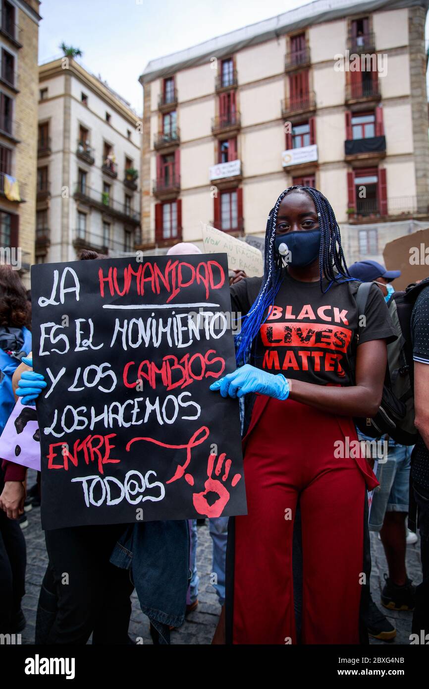 Barcelona, Spanien. Juni 2020. BARCELONA, SPANIEN – 7. Juni 2020. Demonstranten veranstalten eine Anti-Rassismus-Kundgebung vor dem katalanischen Parlament. Die Demonstration wurde von der Black African and Afrodescendant Community in Spain (CNAAE) als Reaktion auf die Polizeimorde von George Floyd in den Vereinigten Staaten organisiert. Kredit: Christine Tyler/Alamy Live News Stockfoto