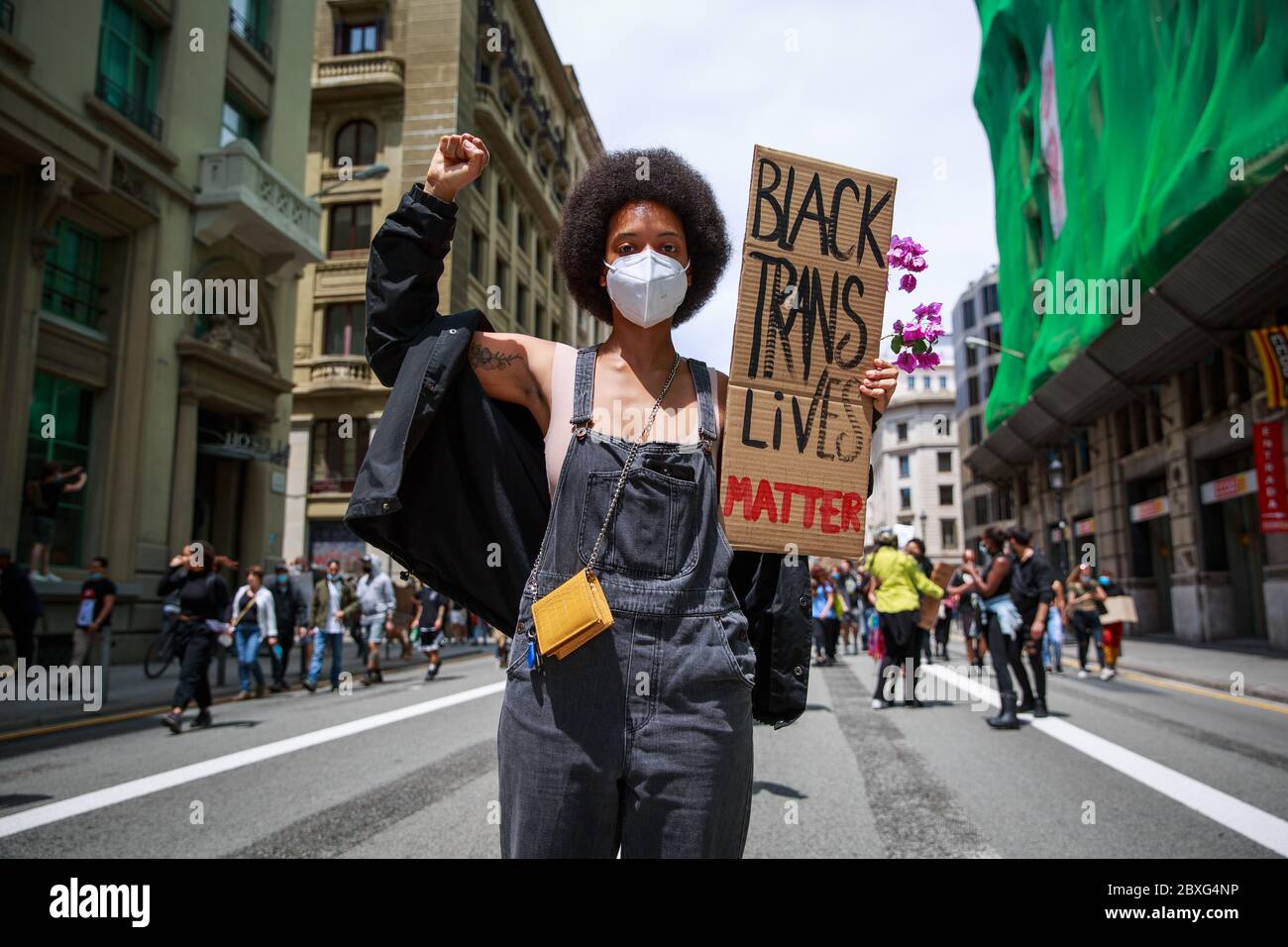 Barcelona, Spanien. Juni 2020. BARCELONA, SPANIEN – 7. Juni 2020. Ein Protestler hält ein Schild mit der Aufschrift "Black Trans Lives Matter" während einer Anti-Rassismus-Kundgebung vor dem katalanischen Parlament. Die Demonstration wurde von der Black African and Afrodescendant Community in Spain (CNAAE) als Reaktion auf die Polizeimorde von George Floyd in den Vereinigten Staaten organisiert. Kredit: Christine Tyler/Alamy Live News Stockfoto