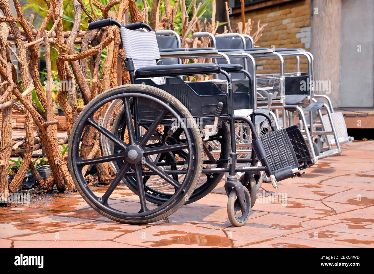 Ein Rollstuhl ist ein Stuhl mit Rädern für den Patienten oder den Krüppel oder die älteren Menschen verwendet. Stockfoto