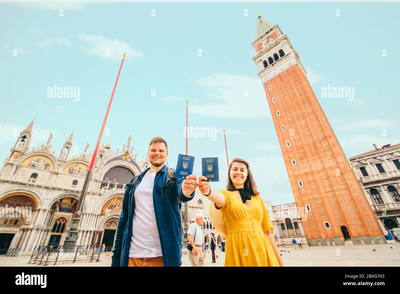 Ein Paar mit ukrainischen biometrischen Pässen am zentralen Platz von venedig Stockfoto