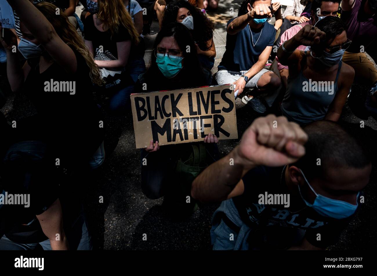 Madrid, Spanien. Juni 2020. Madrid, Spanien. Juni 2020. Eine Frau mit einem schwarzen Plakat, das eine schützende Gesichtsmaske trägt, während einer Demonstration vor der US-Botschaft, die gegen den Tod von George Floyd protestiert, einem afroamerikanischen Mann, der während der Haft der Minneapolis-Polizei in den Vereinigten Staaten starb. Die Bewegung Black Lives Matter hat nach dem Tod von George Floyd in vielen Ländern der Welt Solidaritätsdemonstrationen angespornt. Quelle: Marcos del Mazo/Alamy Live News Stockfoto