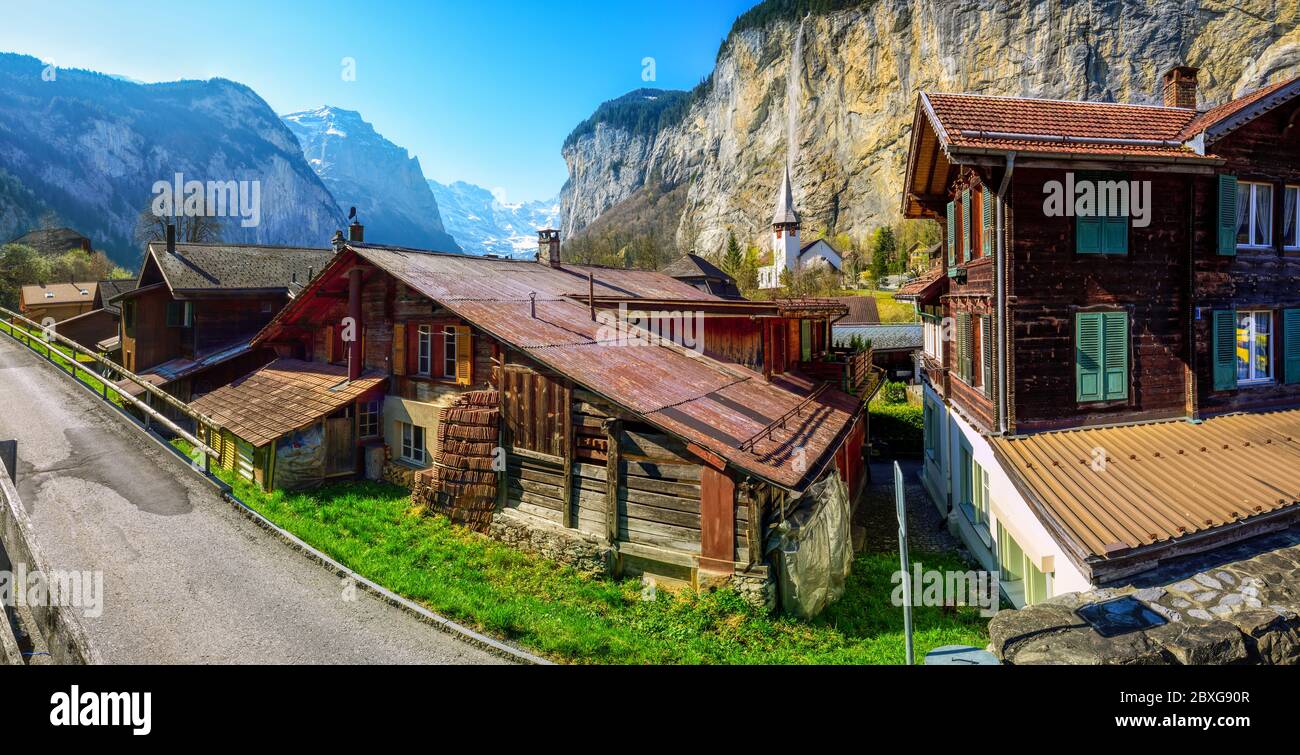 Lauterbrunnen Dorf, berühmt für seine traditionellen Holzhäuser und spektakuläre Lage in einem Wasserfall Tal in den schweizer Alpen, ist eines der Stockfoto