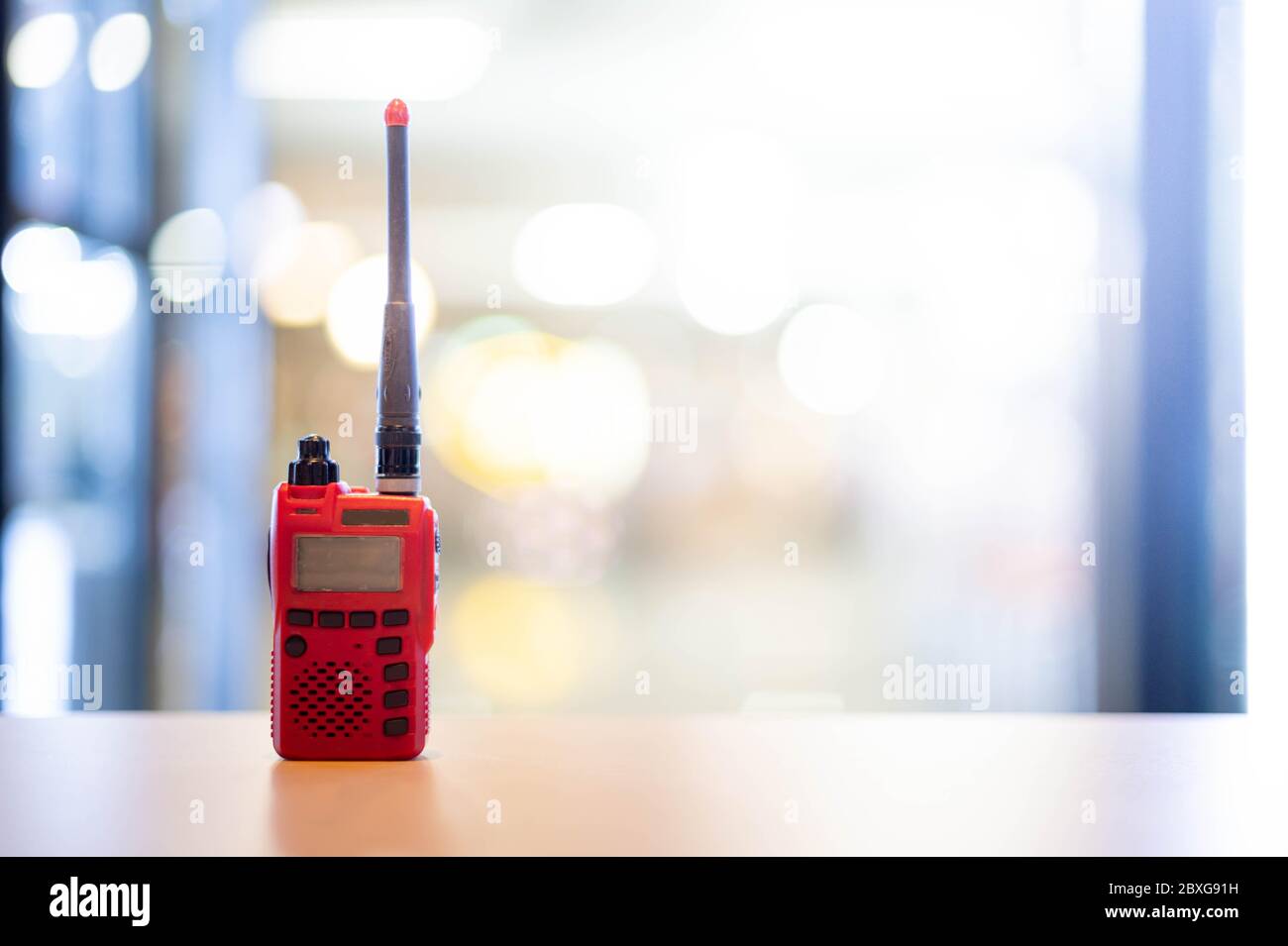 Ein roter Walkie Talkie oder tragbarer Funk-Transceiver für die  Kommunikation Stockfotografie - Alamy