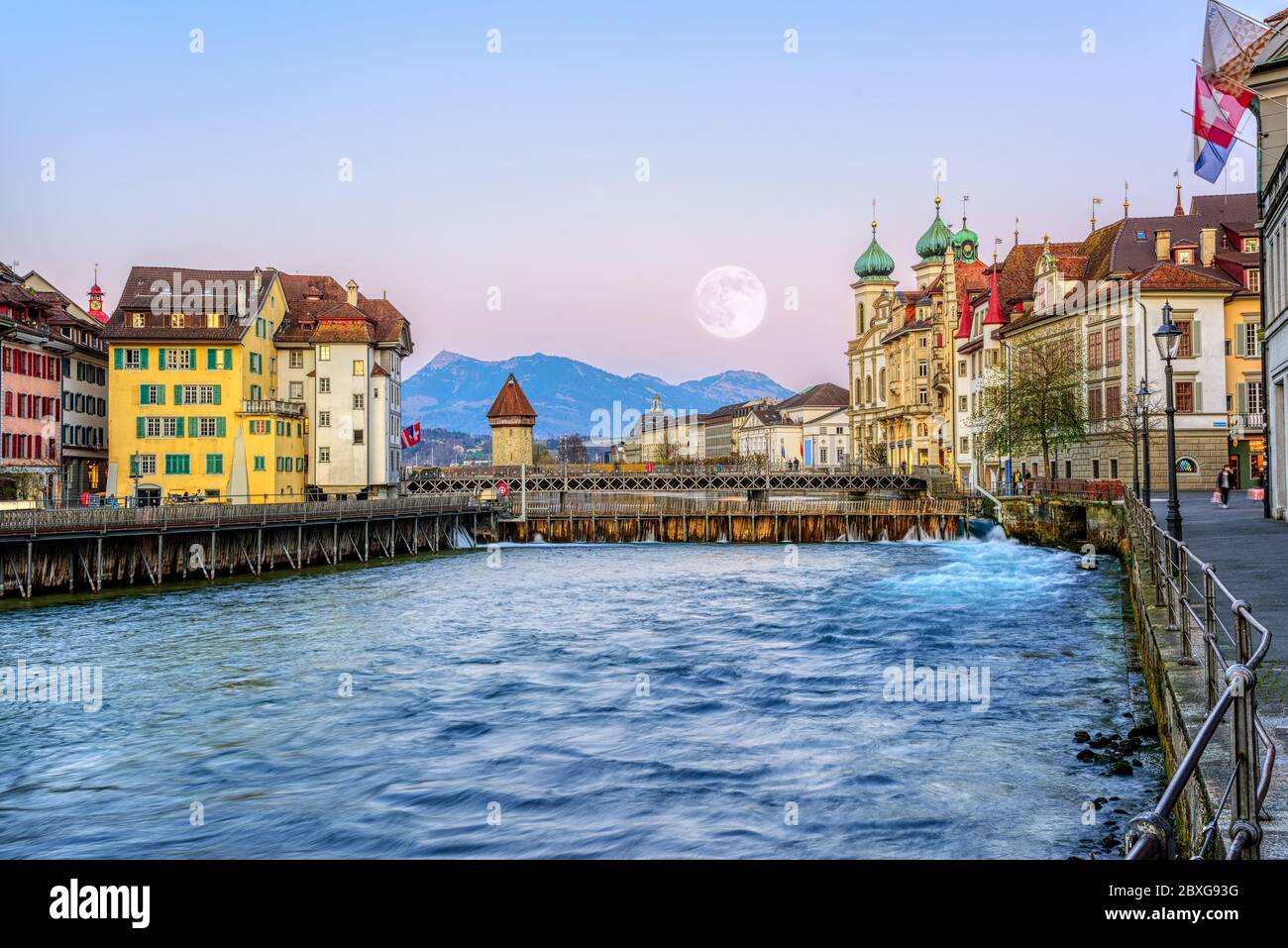 Vollmond über der Altstadt von Luzern, Schweiz Stockfoto