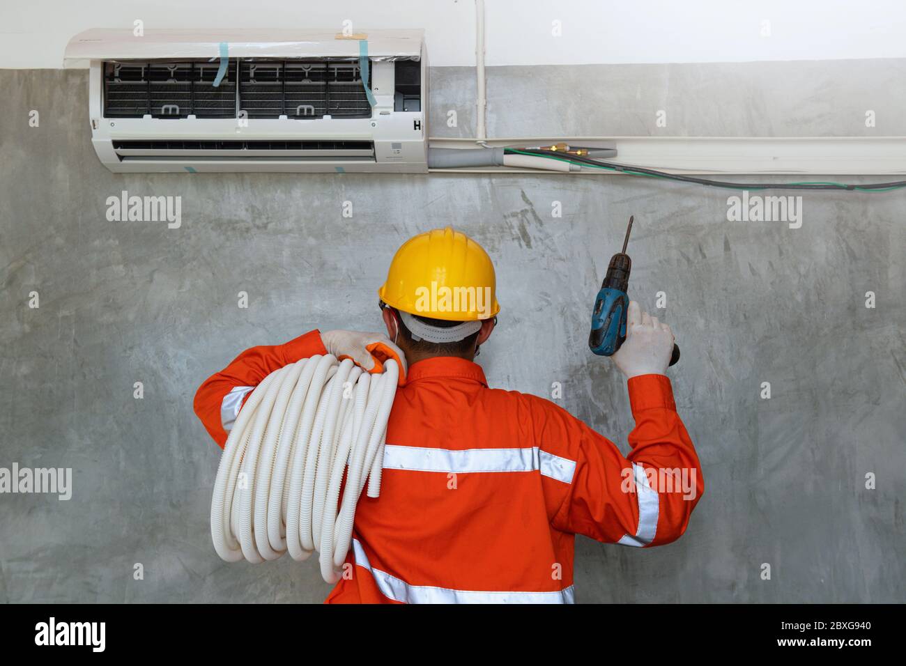 Techniker Installation Klimaanlage an der Wand, Thailand Stockfoto