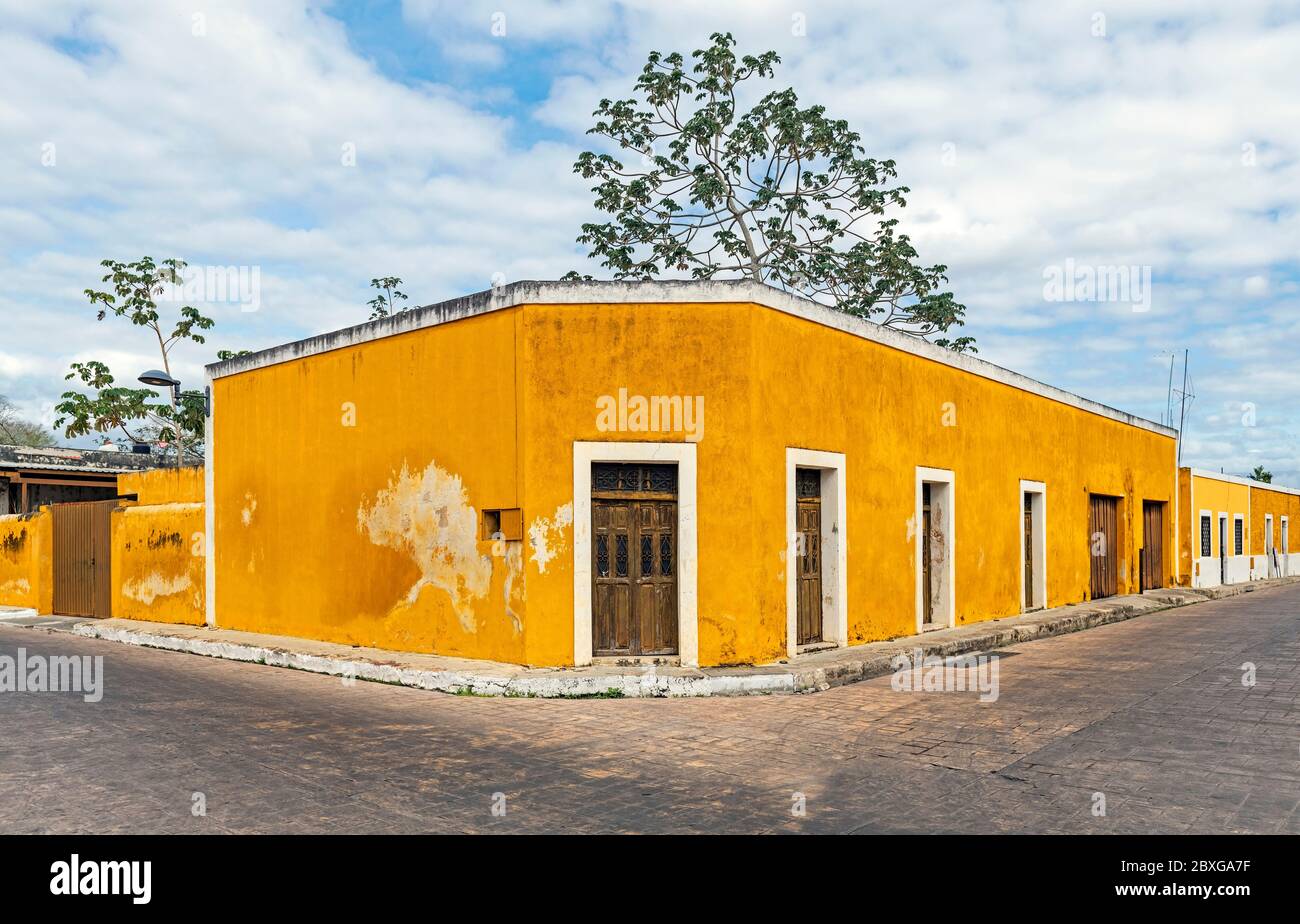 Architektur im Kolonialstil mit gelben Farben in Izamal, Yucatan Peninsula, Mexiko. Stockfoto