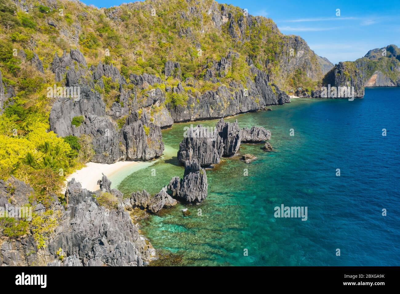 El Nido, Palawan Island. Versteckte Lagune und Kalksteinfelsen. Felsige Formationen am berühmten tropischen Strand auf den Philippinen Stockfoto