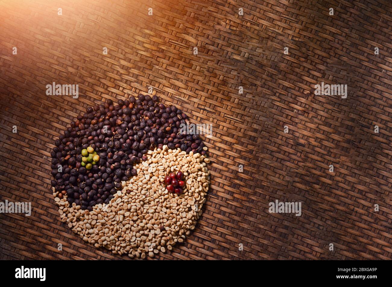Kaffeebohnen in Form eines Yin und Yang-Symbols Stockfoto
