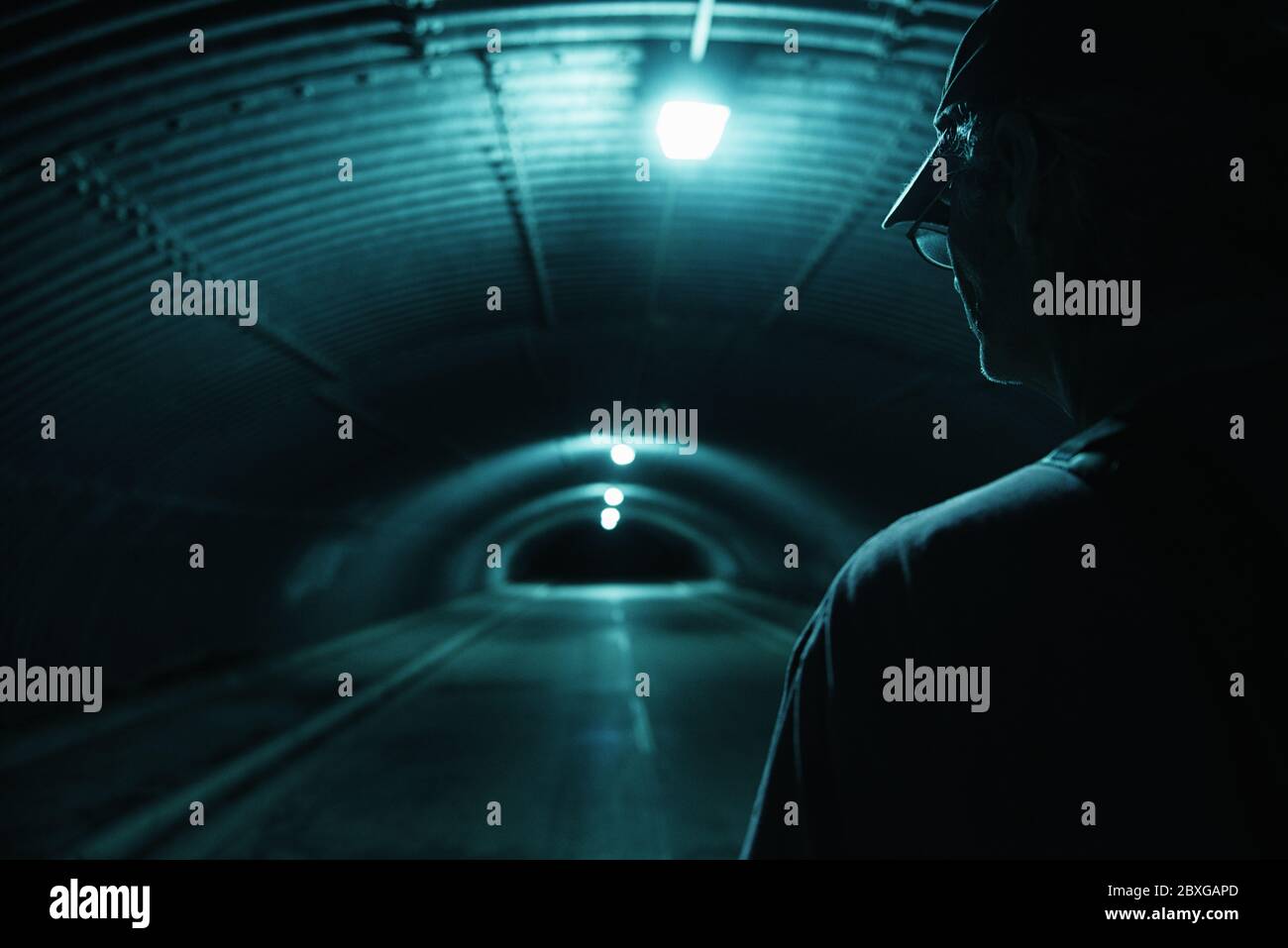 Mann, der nachts in einem leeren Tunnel steht, USA Stockfoto