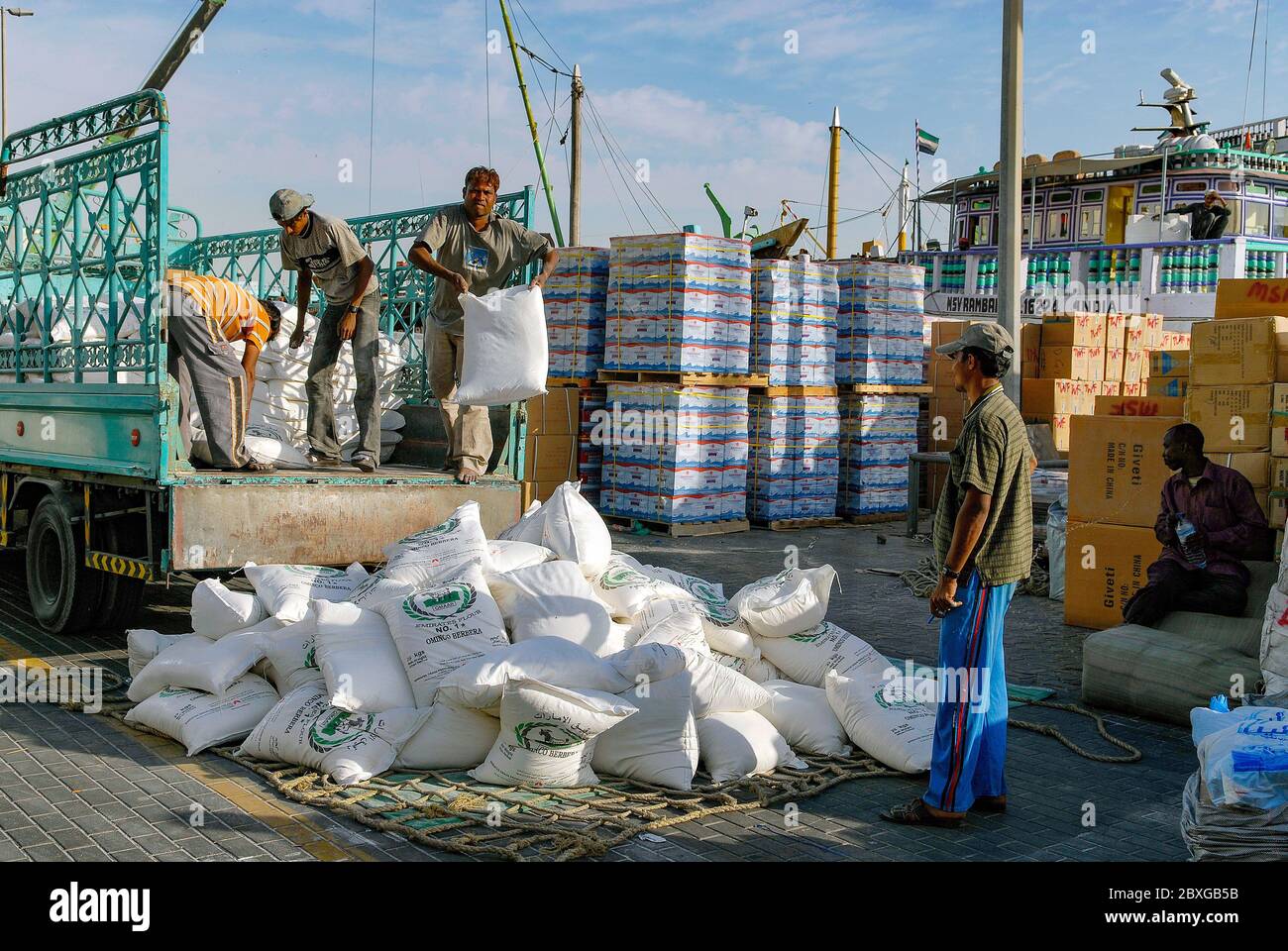 Be- und Entladen von Waren im traditionellen Hafen von Dubai Stockfoto