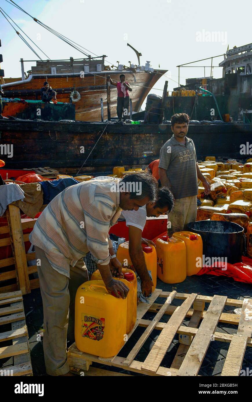 Be- und Entladen von Waren im traditionellen Hafen von Dubai Stockfoto