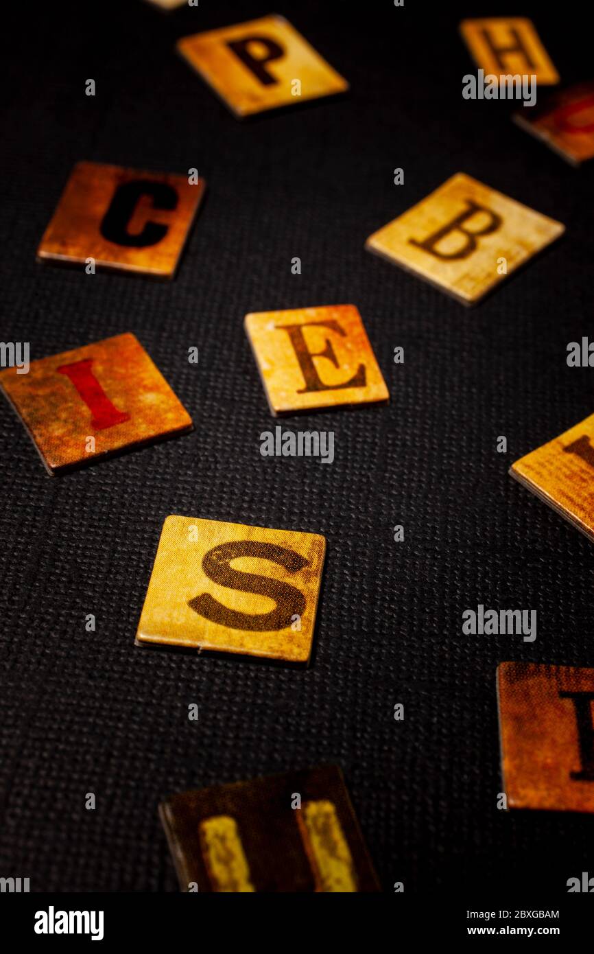 Zufällige Buchstaben des Alphabets auf schwarzem Hintergrund Stockfoto