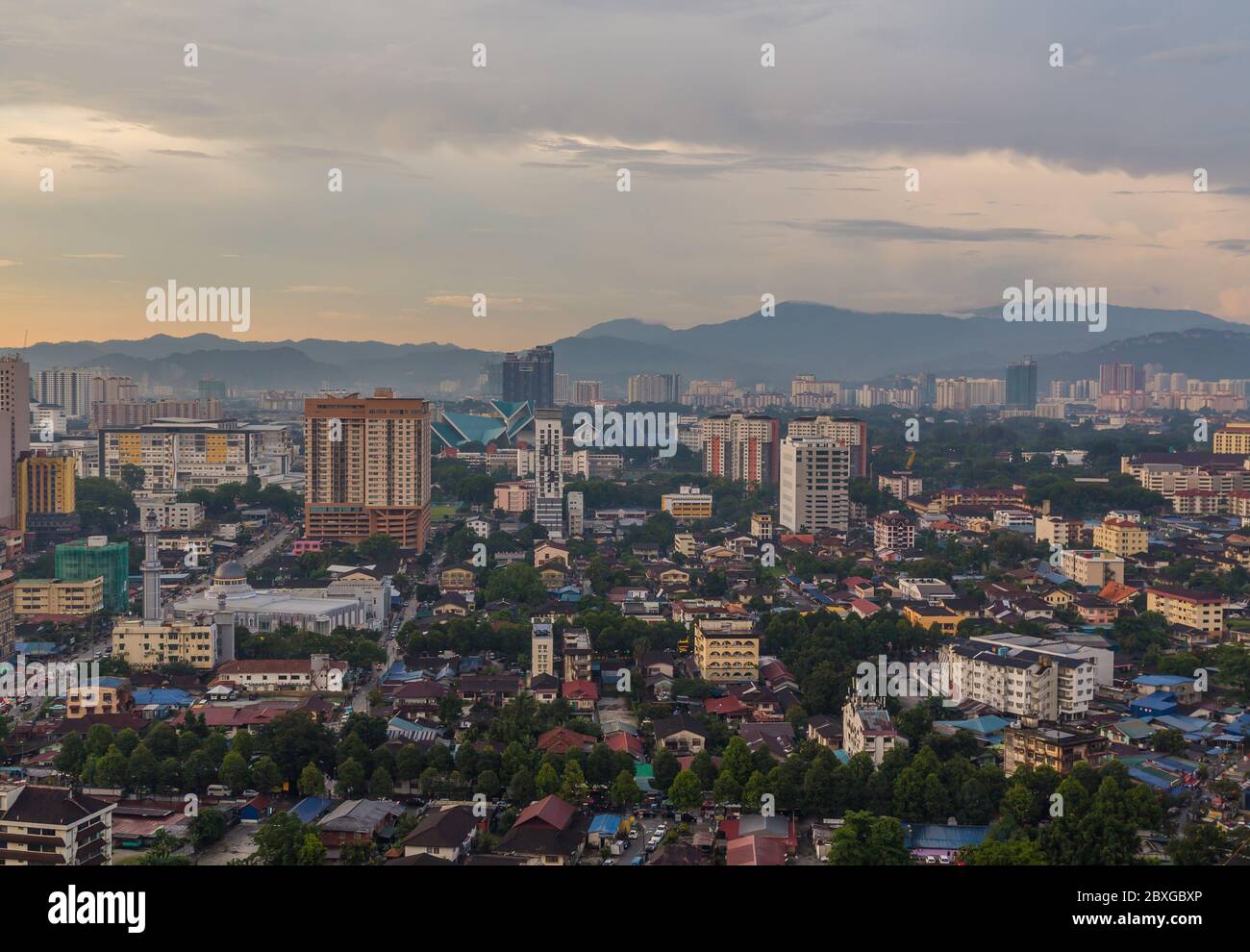 Teil der Kuala Lumpur Skyline bei Sonnenuntergang, die in Richtung der Nationalen Moschee von Malaysia zeigt. Stockfoto