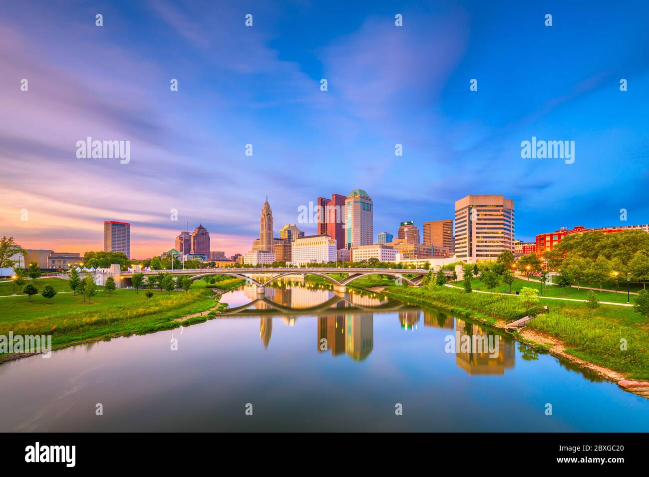 Columbus, Ohio, USA Skyline auf dem Fluss in der Dämmerung. Stockfoto