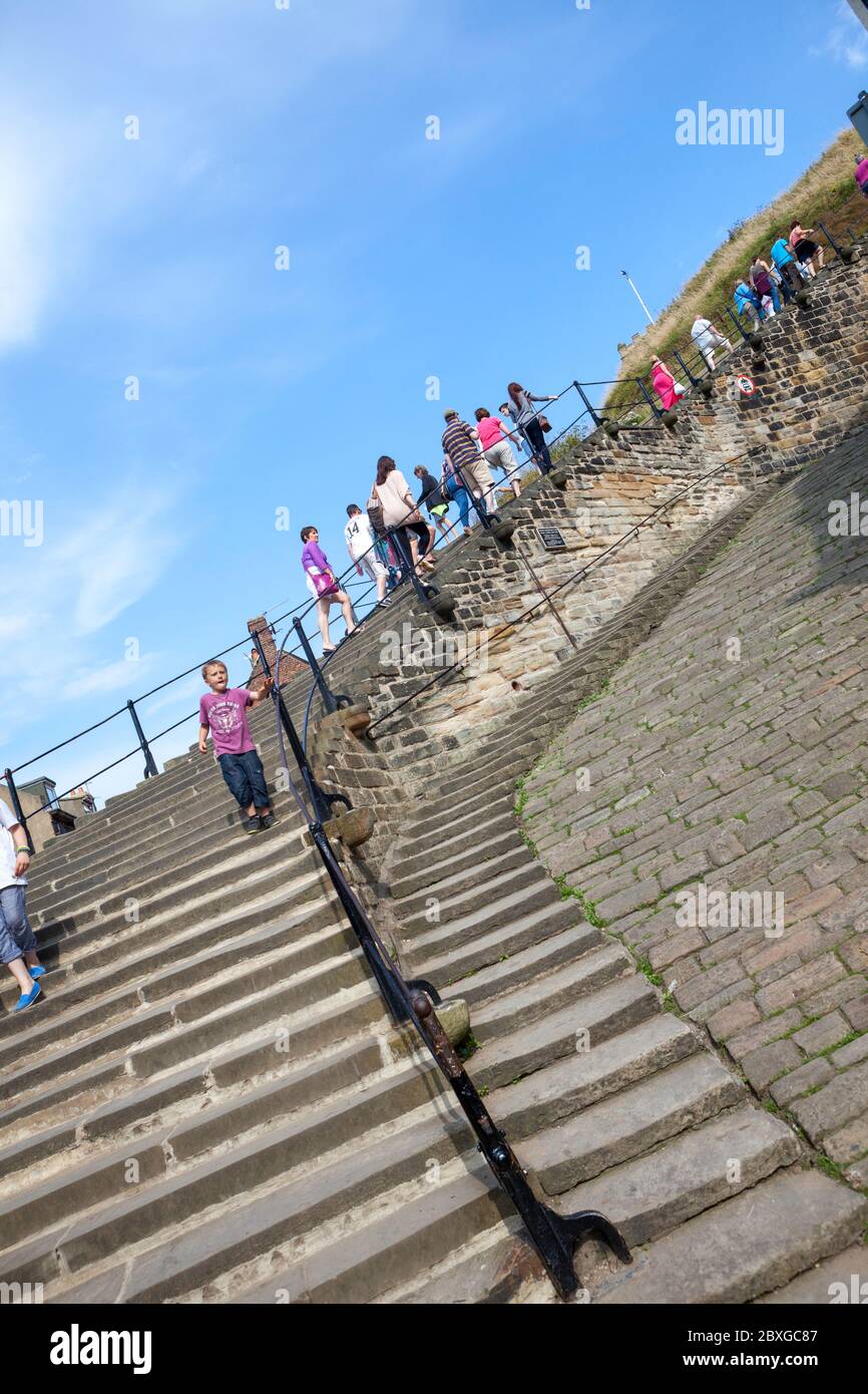 Touristen auf den 199 Stufen, die die Altstadt und St. Mary's Kirche in Whitby, North Yorkshire verbinden Stockfoto