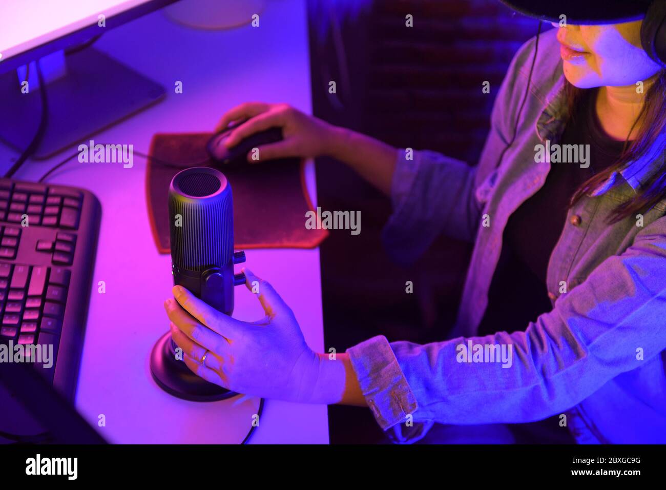 Weibliche Vlogger Streaming online Stockfoto