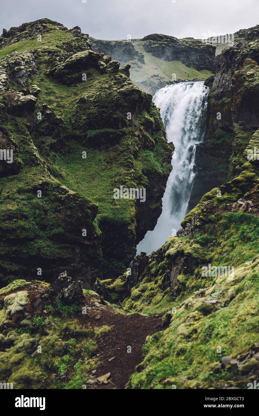 Wasserfall in der Nähe von Landmannalaugar, Fjallabak Nature Reserve, Süd-Zentral-Island, Island Stockfoto