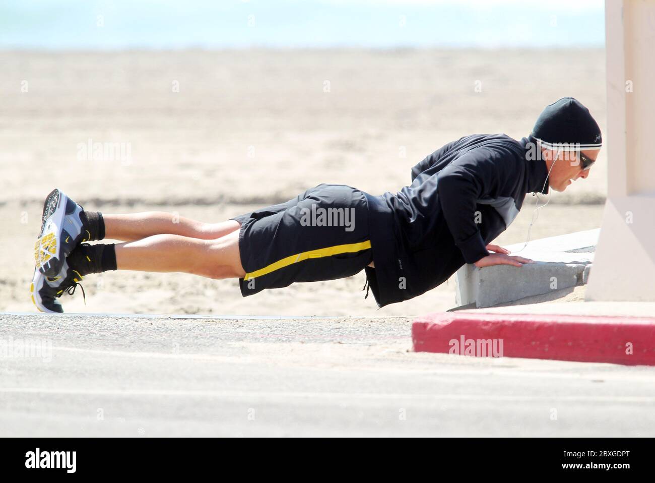 Matthew McConaughey verbrachte den Morgen Joggen und Trainieren in Zuma Beach, Kalifornien. März 2011 Stockfoto