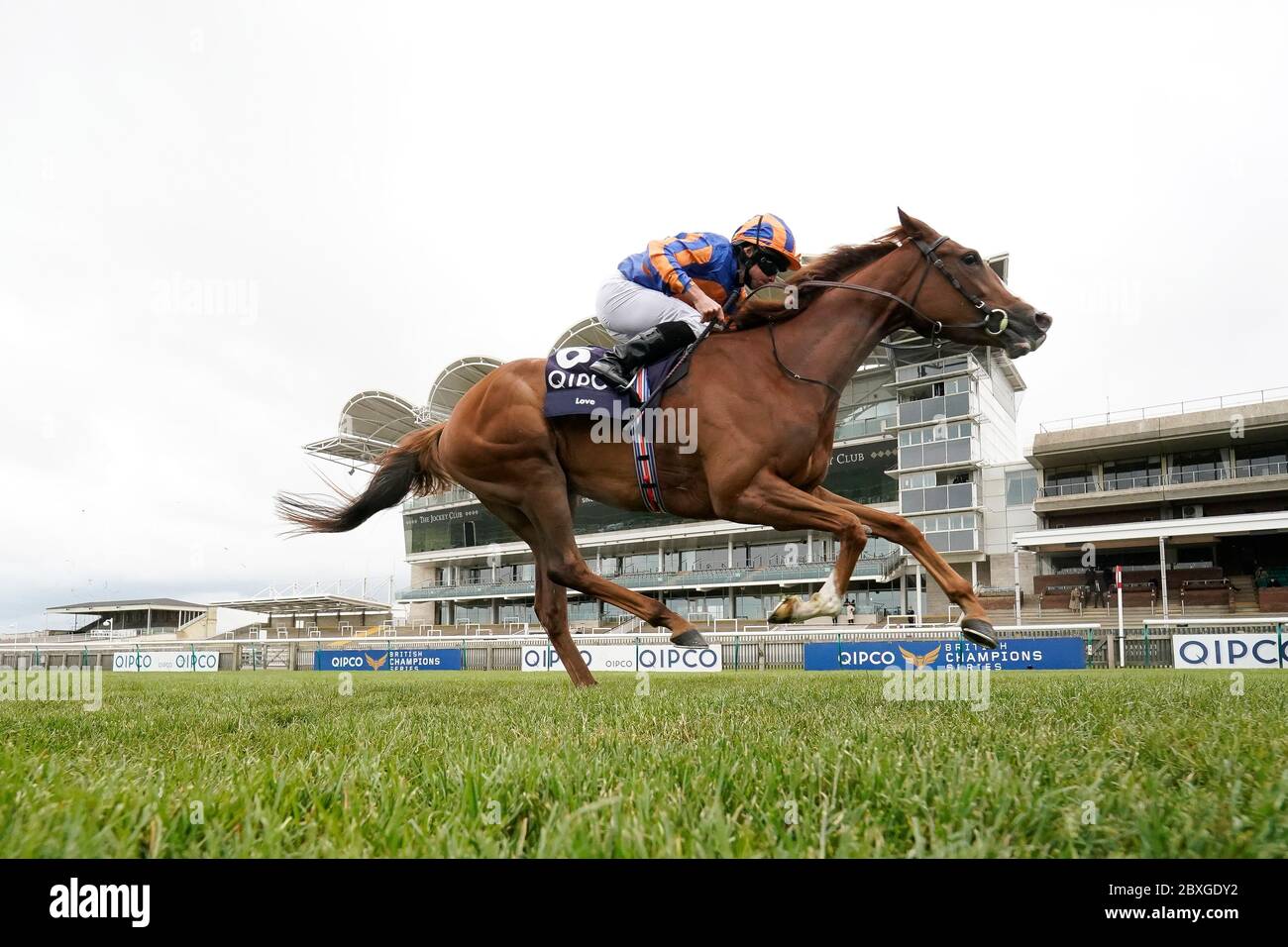 Ryan Moore fährt Love auf dem Weg zum Gewinn der Qipco 1000 Guineas Stakes auf der Newmarket Racecourse. Stockfoto