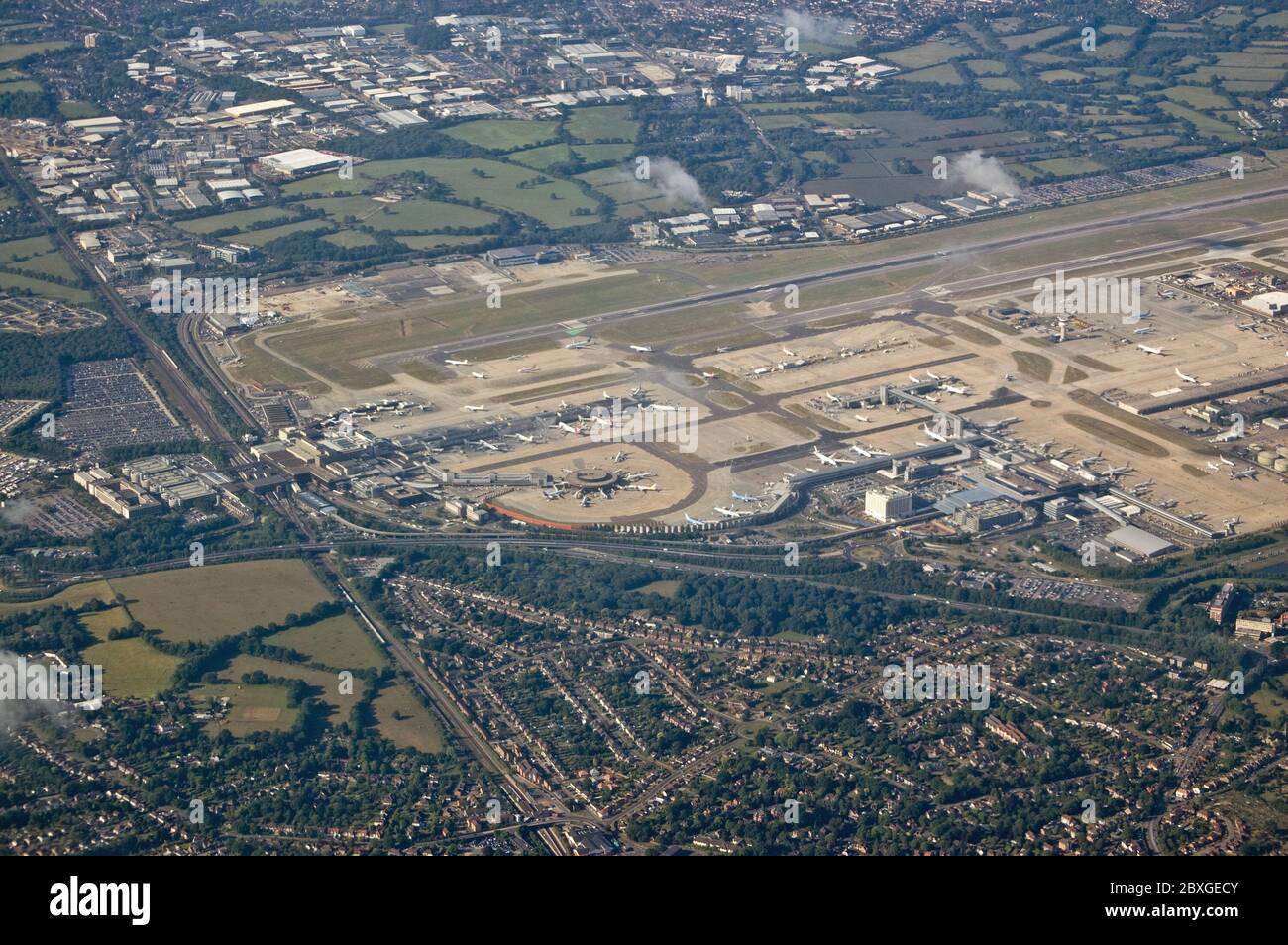 Blick aus der Luft des Flughafens London Gatwick in West Sussex. Im Vordergrund stehen die Wohngebiete Hookwood und Horley. Stockfoto