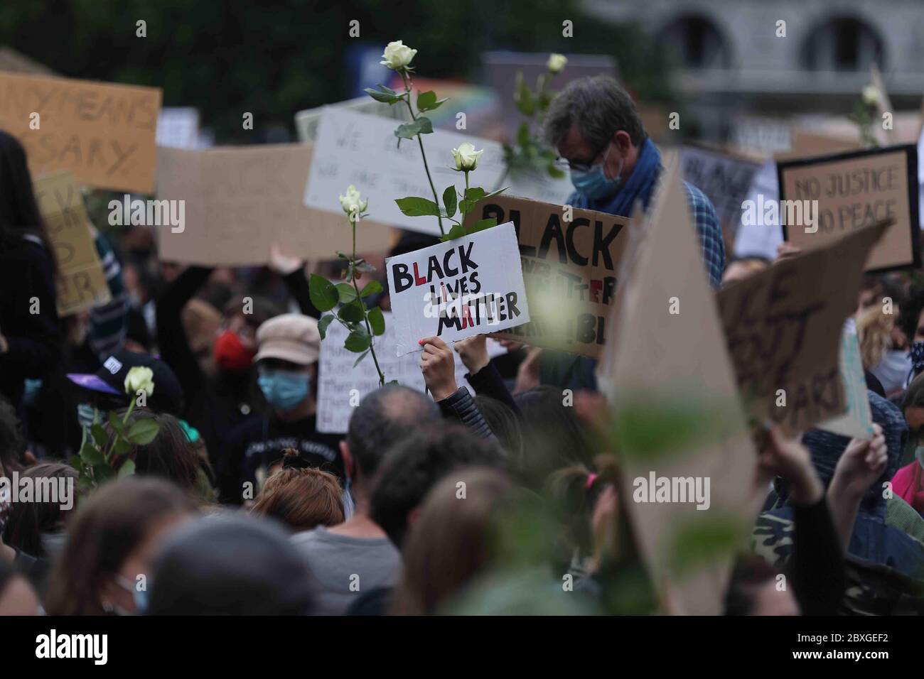 Brüssel, Belgien. Juni 2020. Die Menschen nehmen an einem Protest gegen den Tod von George Floyd in der Nähe des Justizpalastes in Brüssel, Belgien, am 7. Juni 2020 Teil. Kredit: Zheng Huansong/Xinhua/Alamy Live News Stockfoto