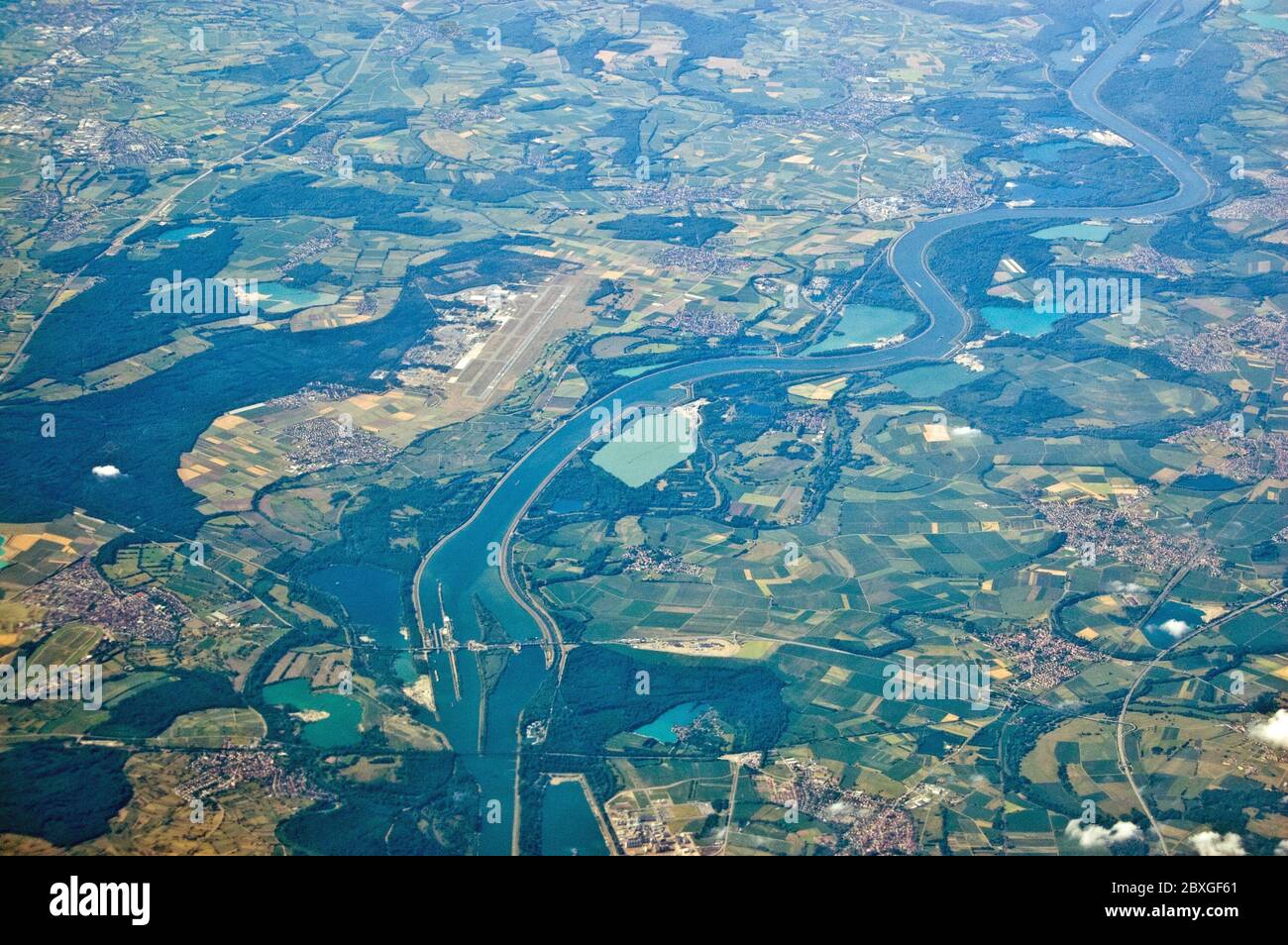 Blick aus der Luft der Iffezheimer Kasernei auf den Oberrhein. Das Sperrfeuer erzeugt Wasserkraft. Darüber hinaus ist der Flughafen Karlsruhe-Soellingen. Stockfoto