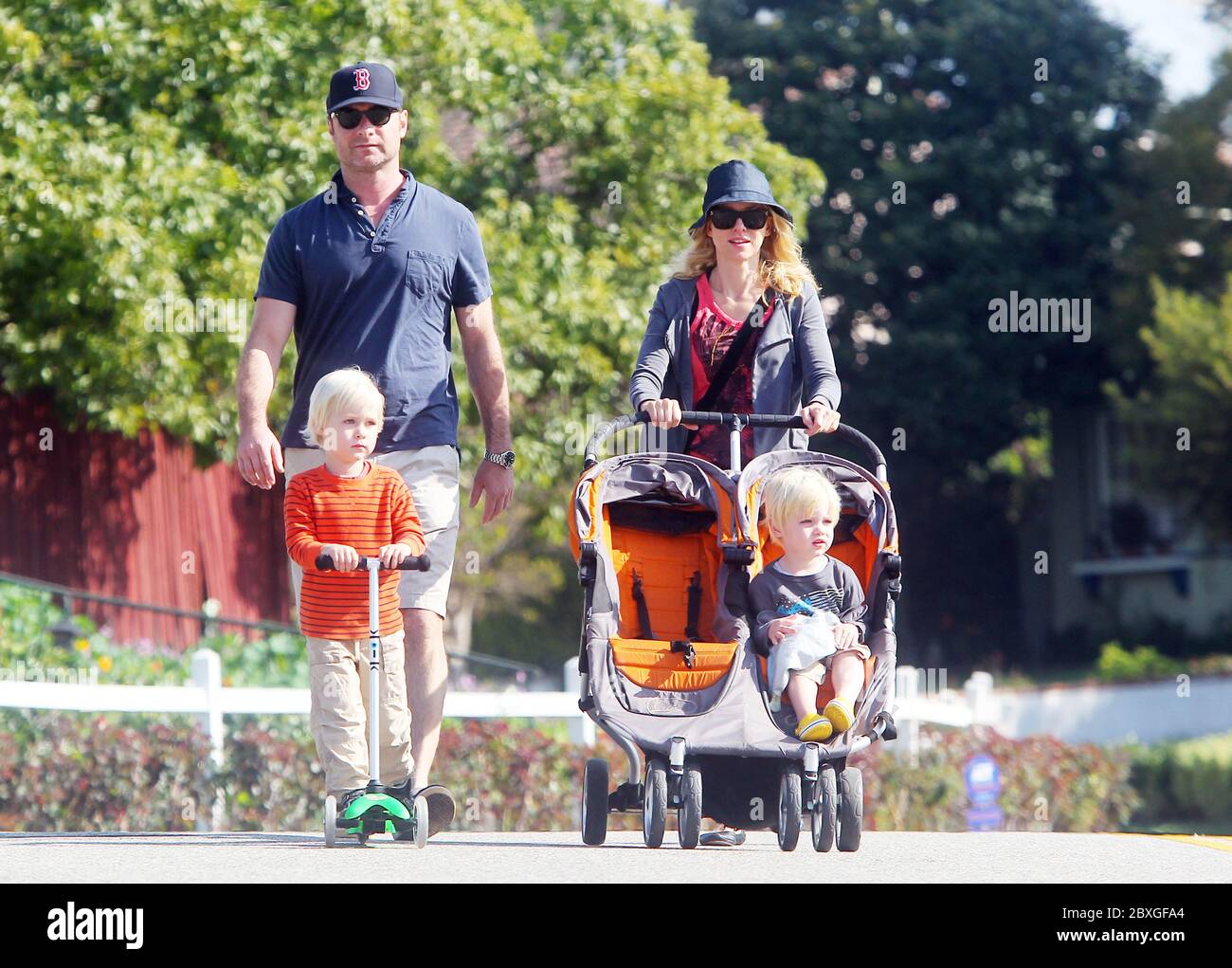 Naomi Watts und Liev Schrieber nehmen die Jungs Alexander und Samuel Schrieber mit auf den Farmers Market, Brentwood, Kalifornien. 2011 Stockfoto