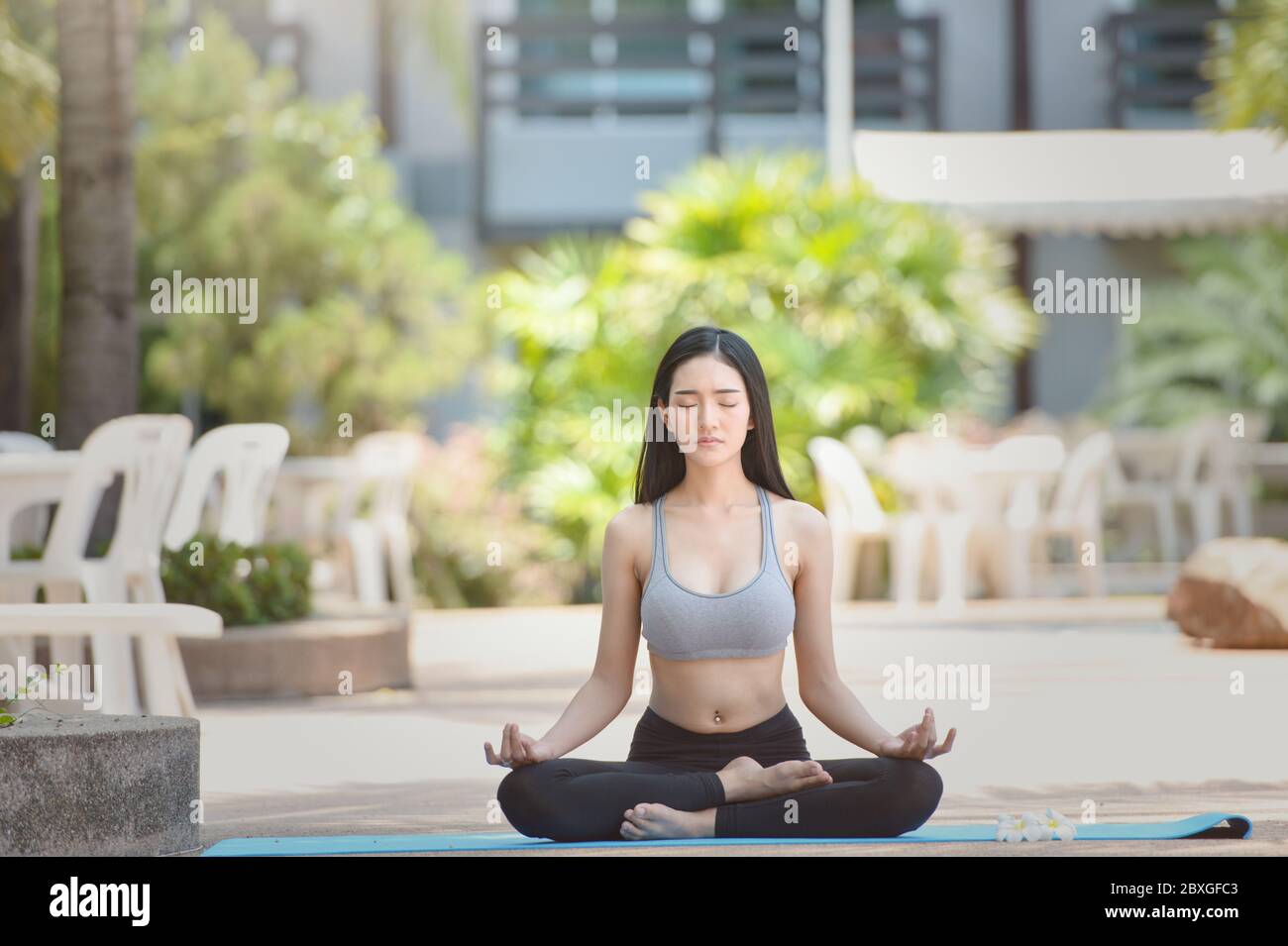 Schöne Frau in Lotushaltung meditierend, Thailand Stockfoto