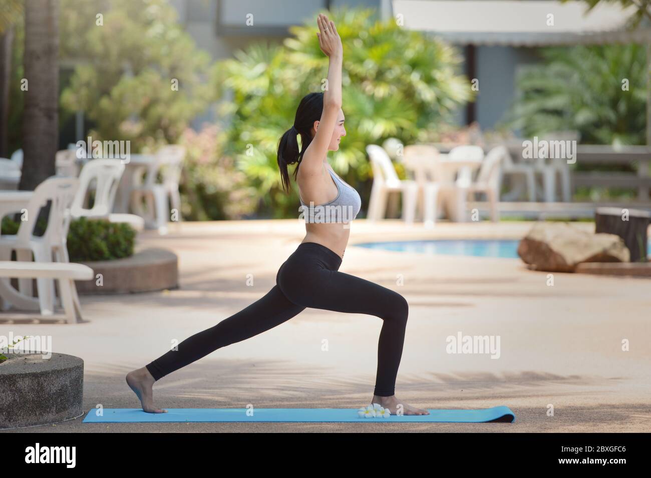 Schöne Frau, die Yoga im Freien macht, Thailand Stockfoto