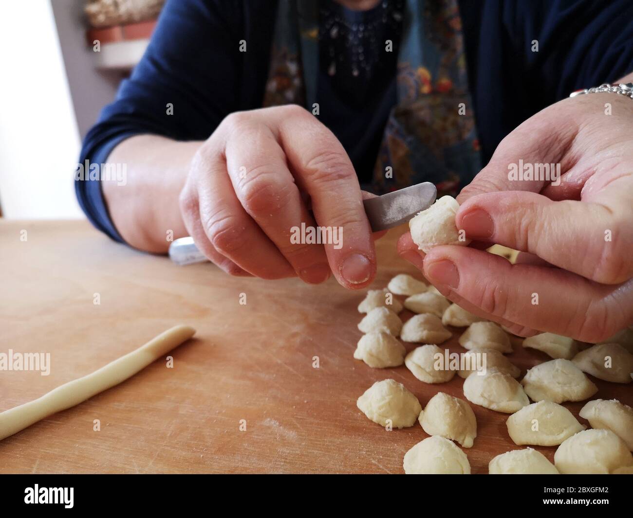Frau, die apulische Orecchiette Pasta, Italien Stockfoto