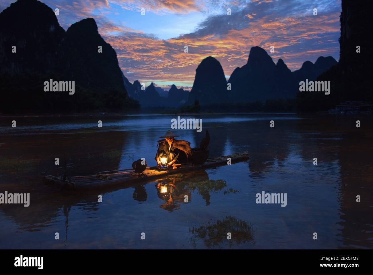 Fischer, der eine Nacht auf dem Li-Fluss segelt, Guilin, Guangxi, China Stockfoto