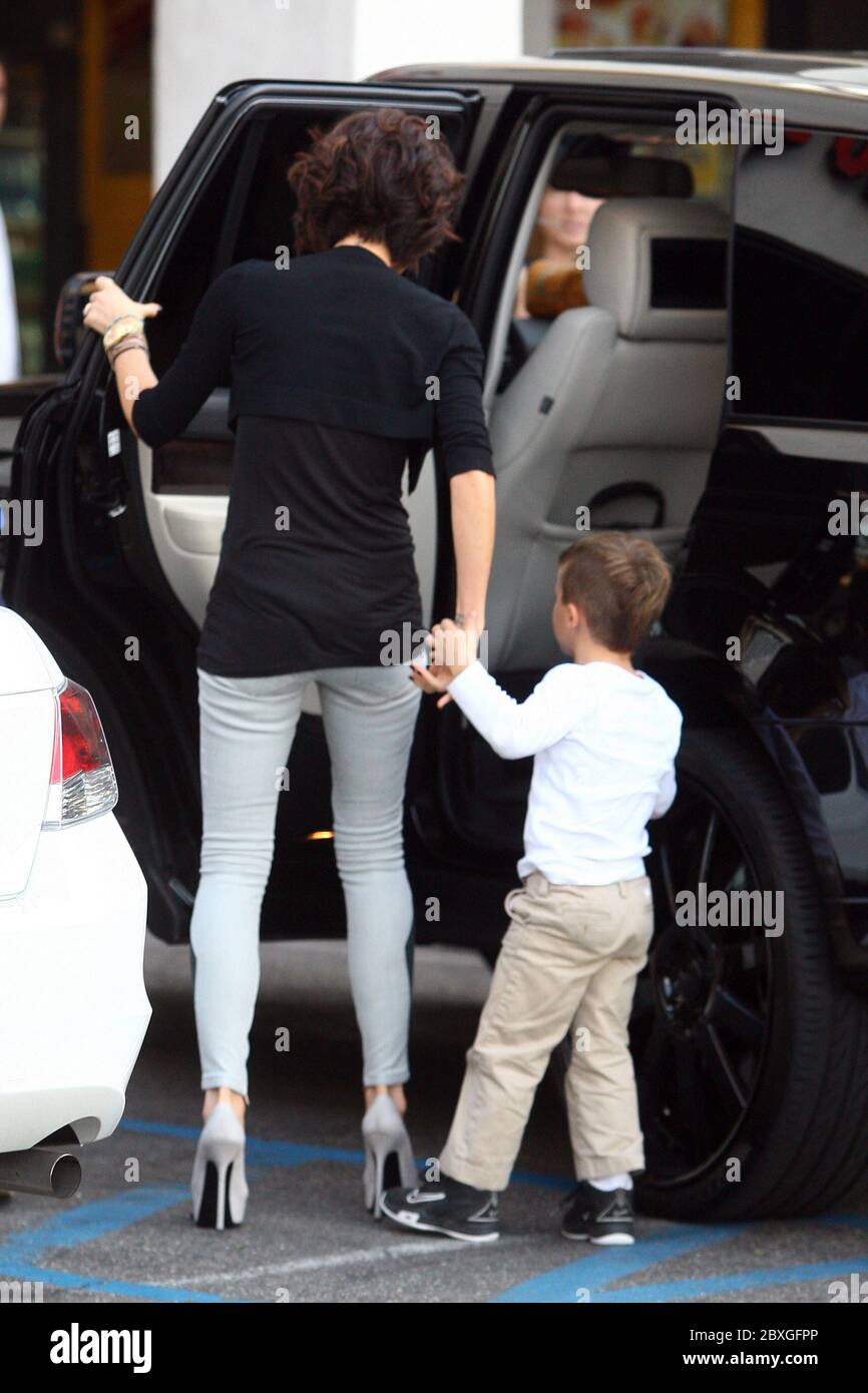 Victoria Beckham nimmt ihre Kinder mit, um Eis in Sherman Oaks, Kalifornien, zu holen. November 2011 Stockfoto