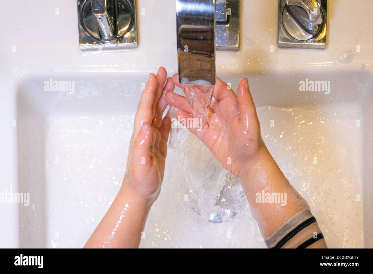 Ansicht von oben eines Mädchens, das sich die Hände wäscht Stockfoto