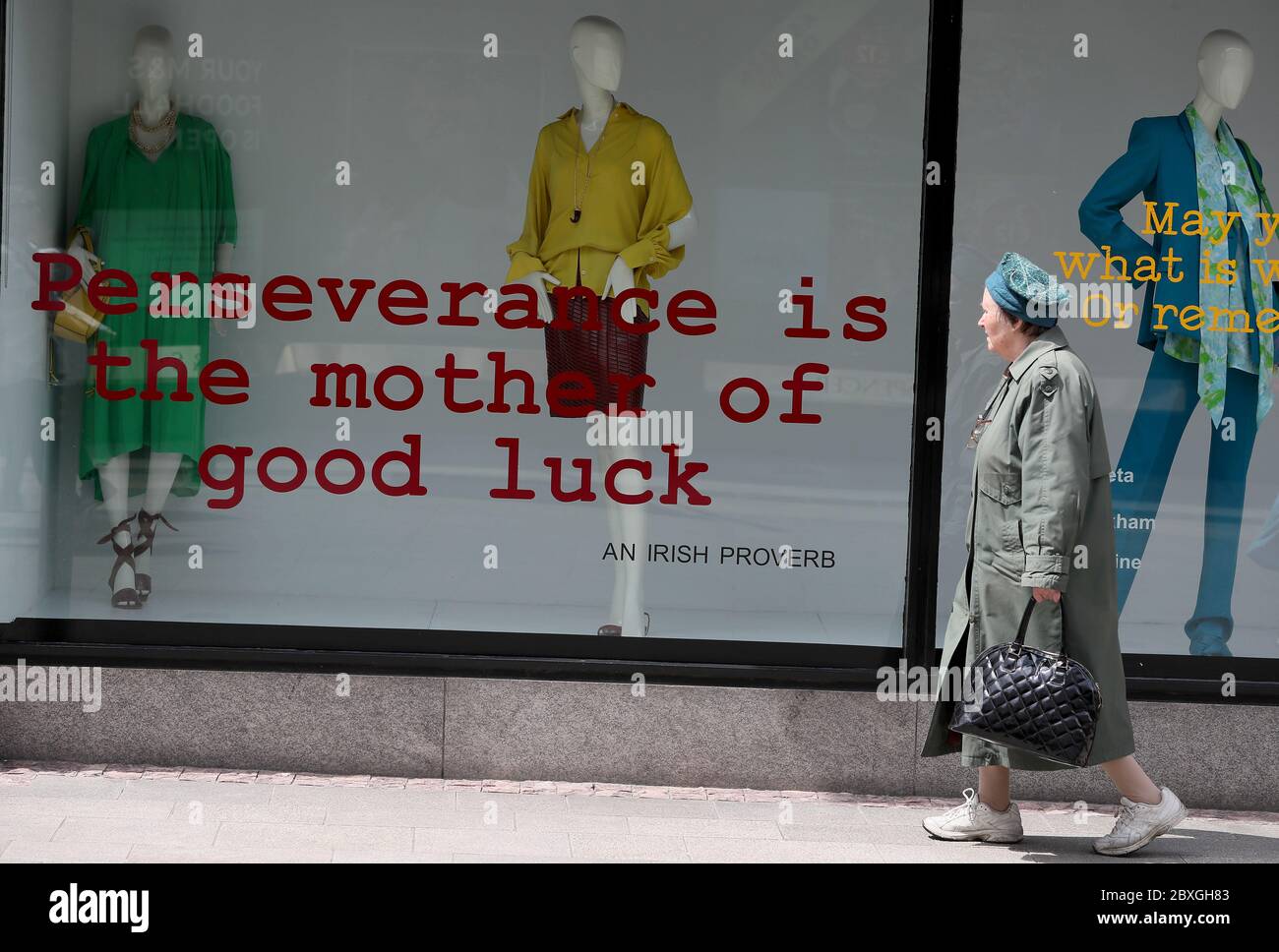 Eine Frau passiert das Brown Thomas Fenster in der Grafton Street in Dublin. Die Unternehmen bereiten sich auf die Wiedereröffnung vor, da die zweite Phase des irischen Coronavirus-Wiederaufbauplans am Montag, den 8. Juni, in Kraft tritt und andere Maßnahmen, die ursprünglich für spätere Phasen vorgesehen waren, in Kraft treten. Stockfoto