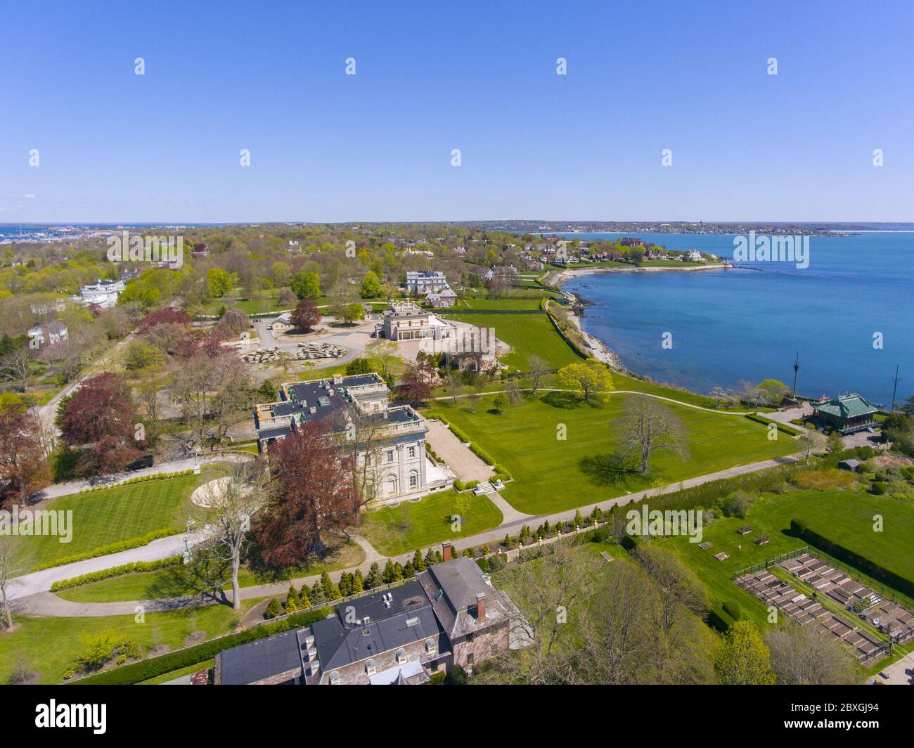 Marble House und Cliff Walk Luftaufnahme in Newport, Rhode Island RI, USA. Dieses Haus ist ein Herrenhaus aus der Zeit der Vergoldeten mit Beaux Arts-Stil, das 1888 in Be erbaut wurde Stockfoto
