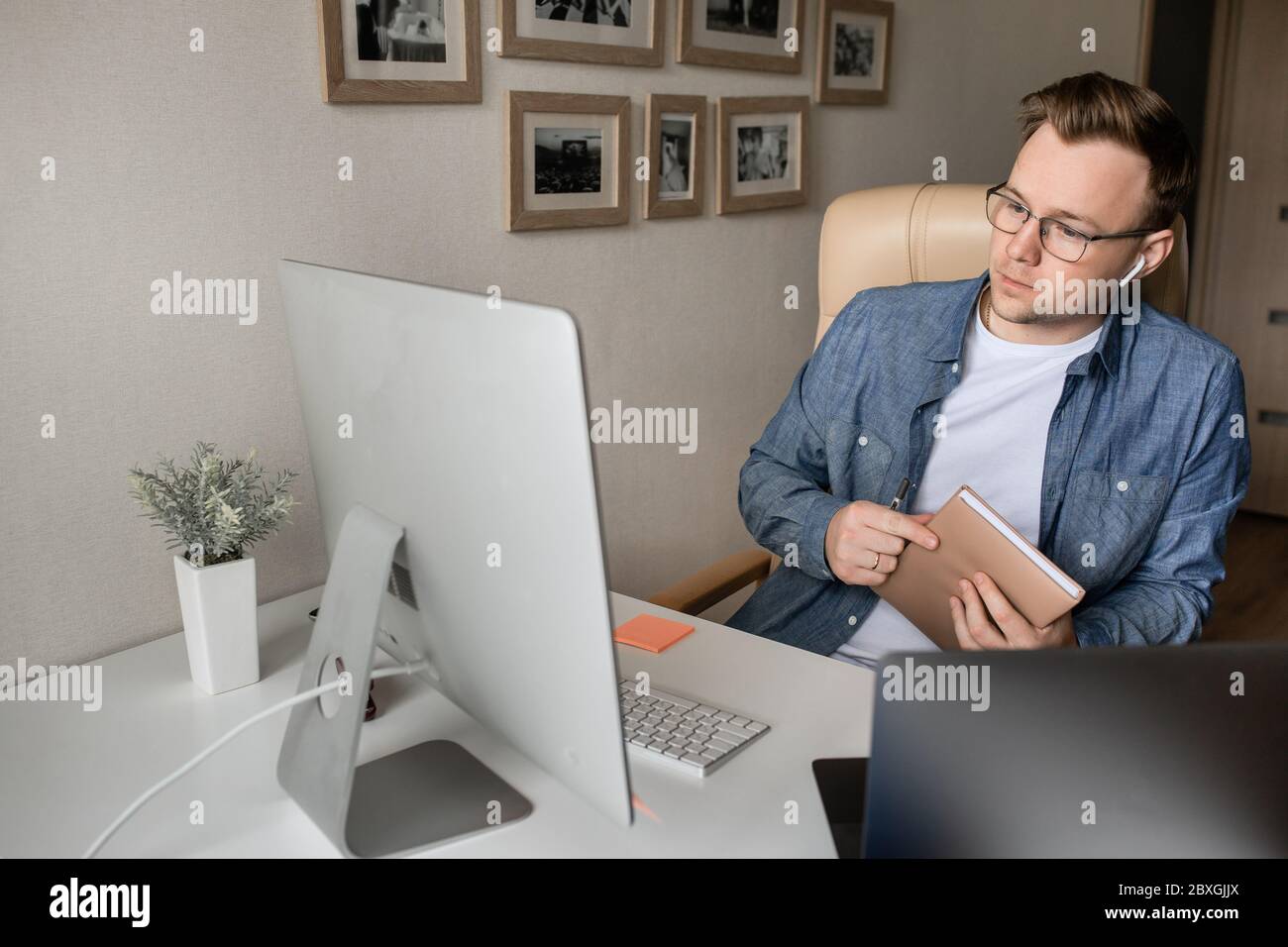 Geschäftsmann mit Videoanruf auf Laptop diskutieren Projekt online. Stockfoto