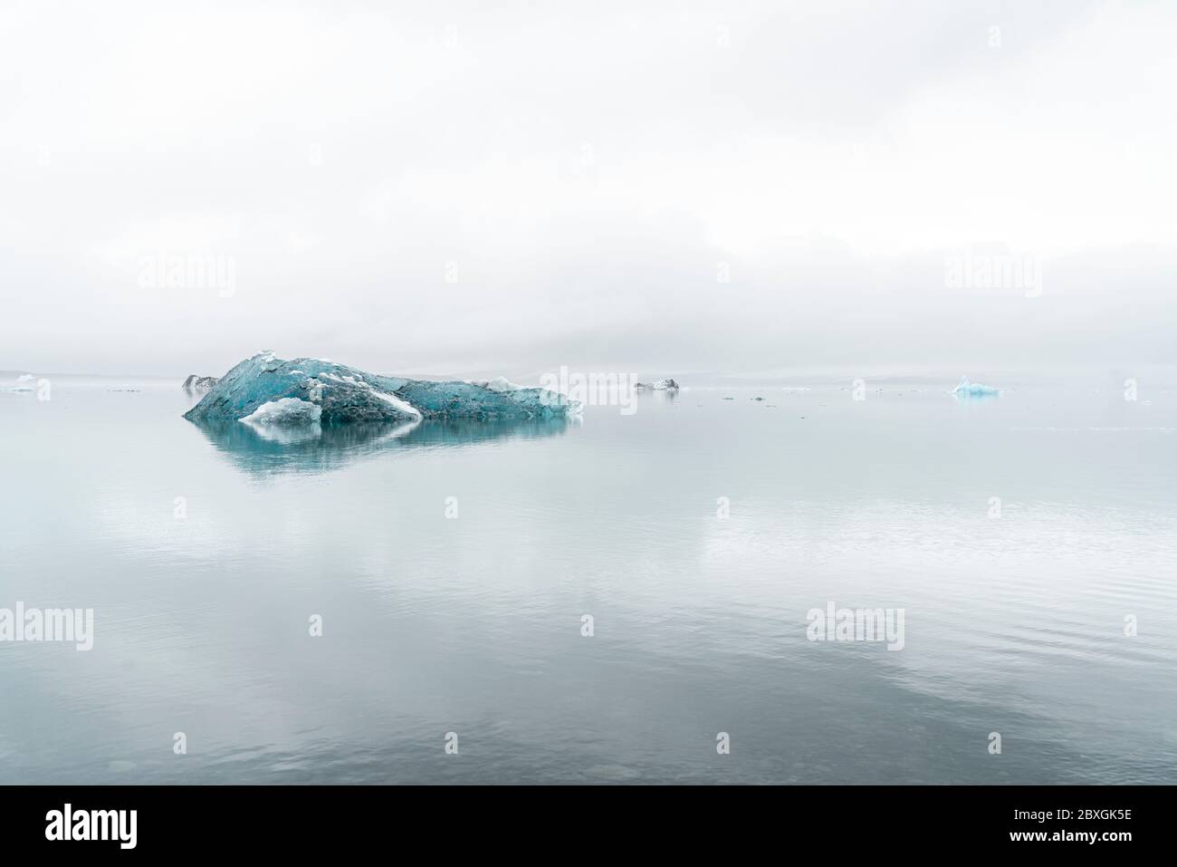 Eiswürfel und Eisberge am See Jokulsarlon, südöstlich von Island Stockfoto