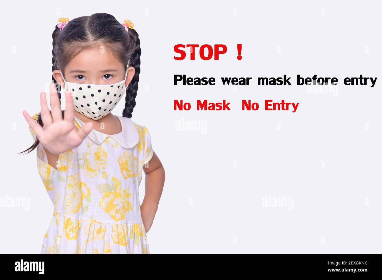 Asiatische kleine Mädchen trägt schützende Gesichtsmaske, so dass Stop Hand Zeichen auf weißem Hintergrund für die Verhinderung der Ausbreitung von Covid-19 das Pandemie-Konzept Stockfoto