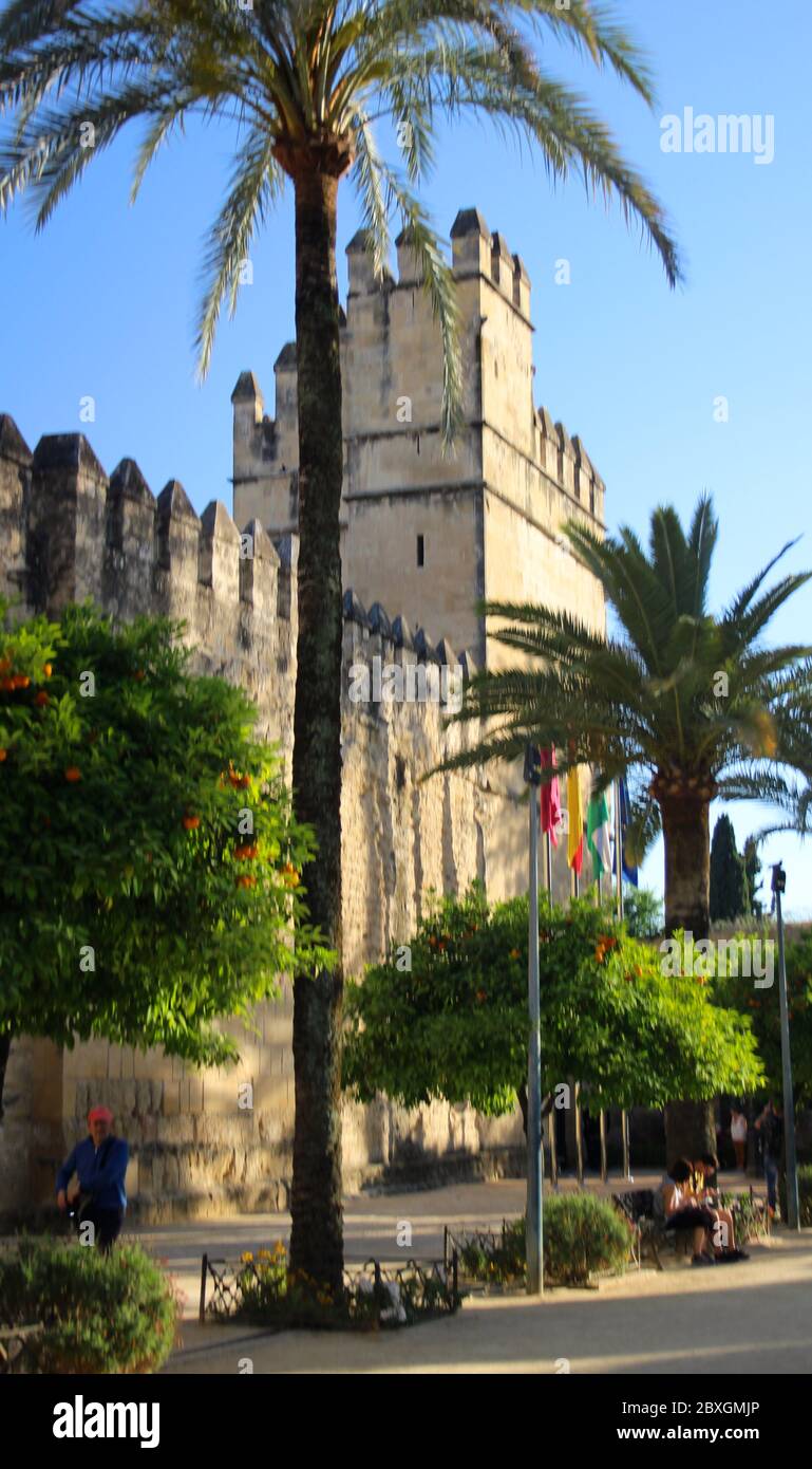 Der Alcazar de los Reyes Cristianos (Der königliche Platz der christlichen Könige) Blick von außen auf einen der Kastellentürme Starke Sonne Spanien Stockfoto