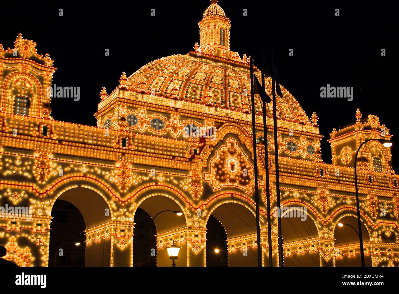 Feria de Abril (Aprilmesse) in Sevilla mit dem beleuchteten Eingang in der Nacht (fand im Mai 2019 statt!) Andalusien Spanien Stockfoto