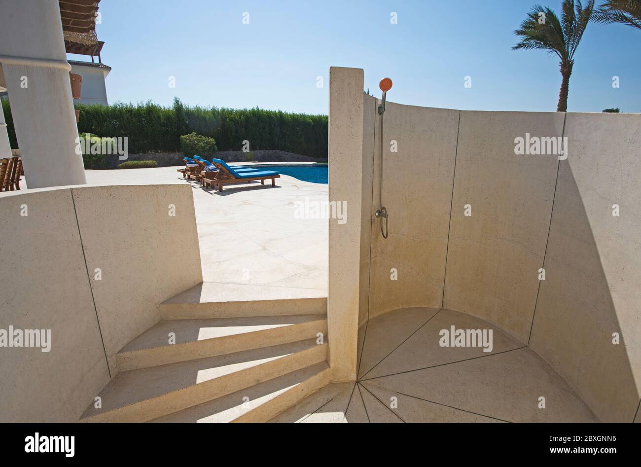 Luxus-Villa zeigen zu Hause in tropischen Sommer-Ferienresort mit Schwimmbad und Dusche im Freien Stockfoto