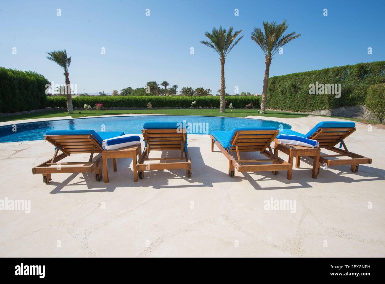 Luxus Villa-Show nach Hause in tropischen Sommerurlaub resort mit Swimming Pool und Liegestühle Stockfoto