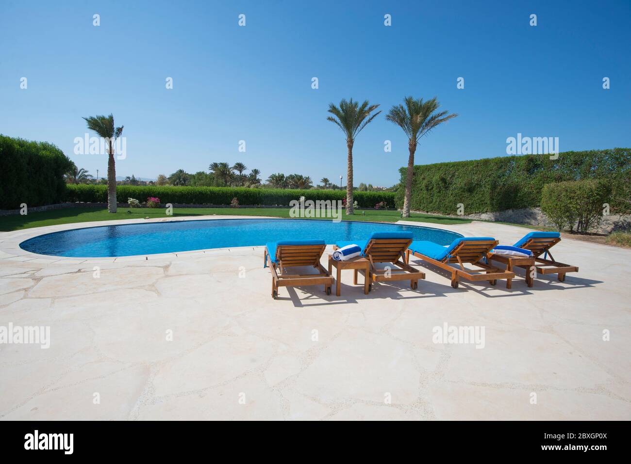 Luxus Villa-Show nach Hause in tropischen Sommerurlaub resort mit Swimming Pool und Liegestühle Stockfoto