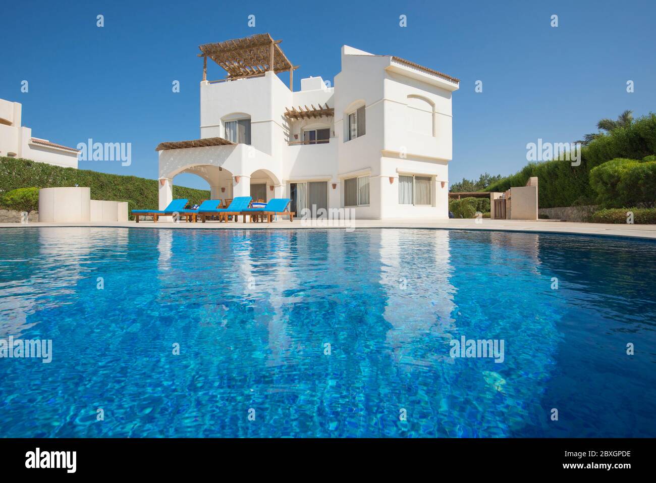 Moderne luxus villa mit pool -Fotos und -Bildmaterial in hoher ...