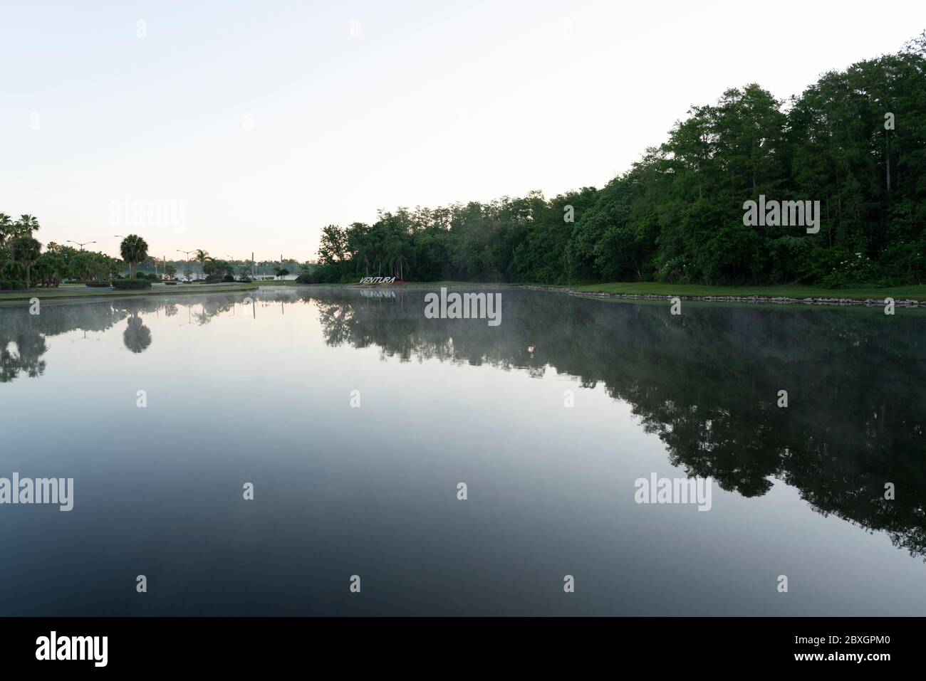 Der Golfplatz am frühen Morgen waren Bäume spiegeln sich im See, Ventura Country Club, Orlando, FL Stockfoto