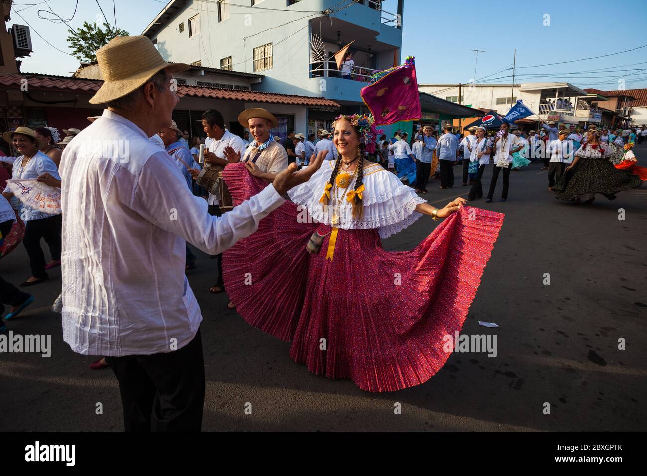 Mann und Frau tanzen auf der jährlichen Veranstaltung "El desfile de las mil polleras" (tausend Polleras) in Las Tablas, Provinz Los Santos, Republik Panama. Stockfoto
