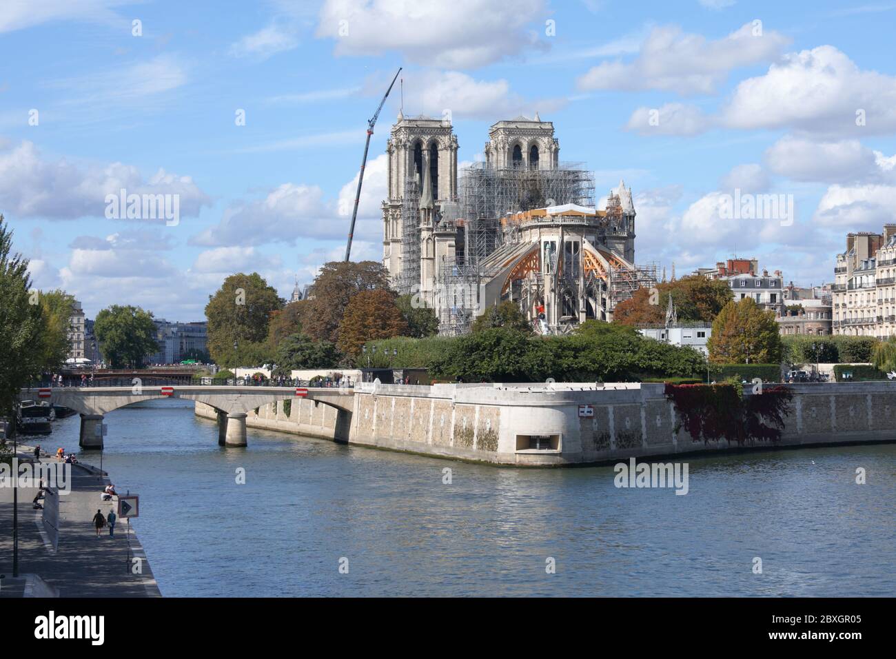 Paris, Frankreich - 23. September 2019: Rückansicht der Kathedrale Notre Dame de Paris auf der Insel Cite. Die Kathedrale wird nach dem Brand vom April 15 umgebaut Stockfoto