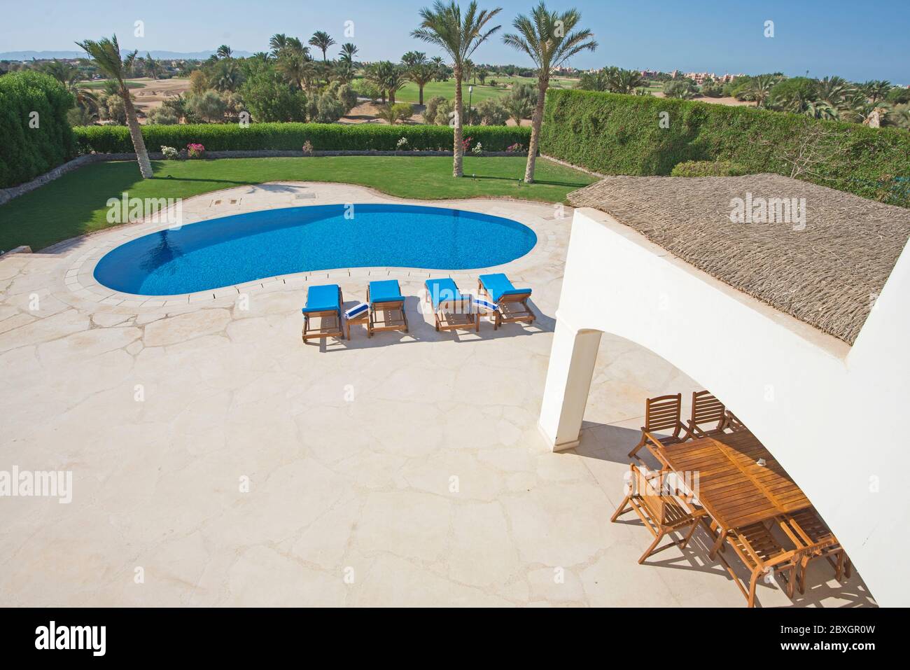 Luxus-Villa zeigen zu Hause in tropischen Sommer-Ferienresort mit Pool und Blick auf den Garten Stockfoto