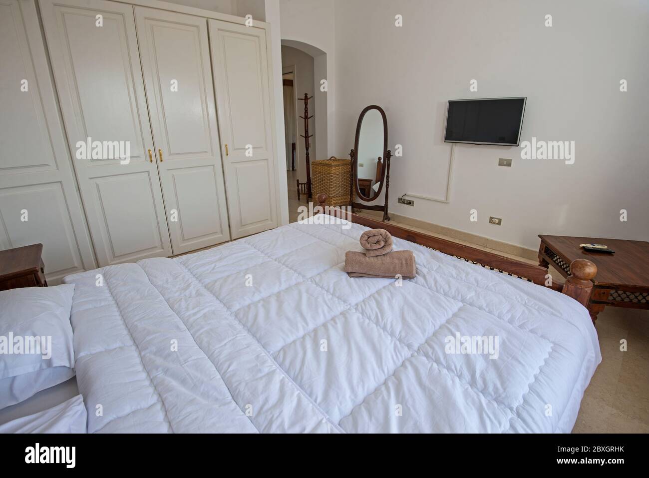 Interior Design Dekor Einrichtung von Luxus zeigen Haus Doppelzimmer mit Möbeln und Blick auf den Garten Stockfoto